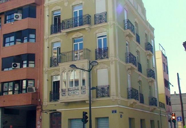 Los apartamentos están a 10 minutos caminando del puerto.