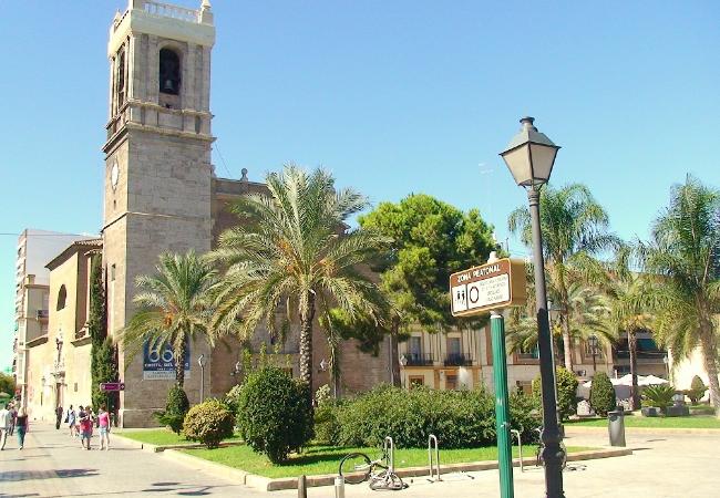 El apartamento está cerca de una iglesia idílica y unos jardines.