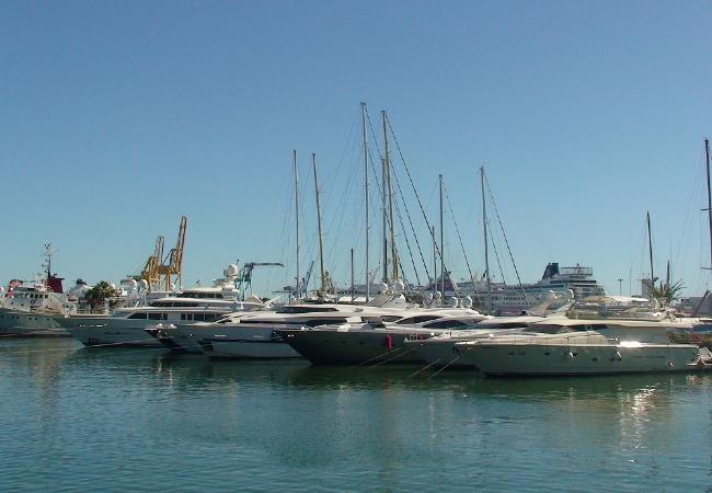 El puerto de Valencia con vistas increíbles está cerca de los apartamentos