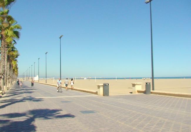 Valencia tiene una playa de arena grande con muchos restaurantes y tiendas cercanos. Es ideal para dar un paseo.