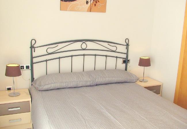 El dormitorio principal cuenta con una cama de matrimonio. Las sabanas son incluidas