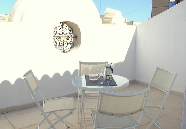 Los apartamentos tienen una terraza amueblada con una mesa y sillas. Son perfectos para descansar bajo el sol.