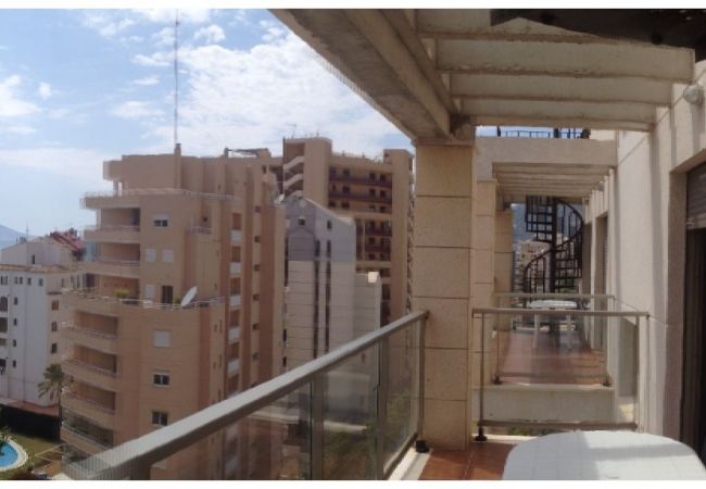 Los apartamentos tienen un balcón amueblado con una mesa y sillas. Hay vistas hacia el mar y el pueblo.