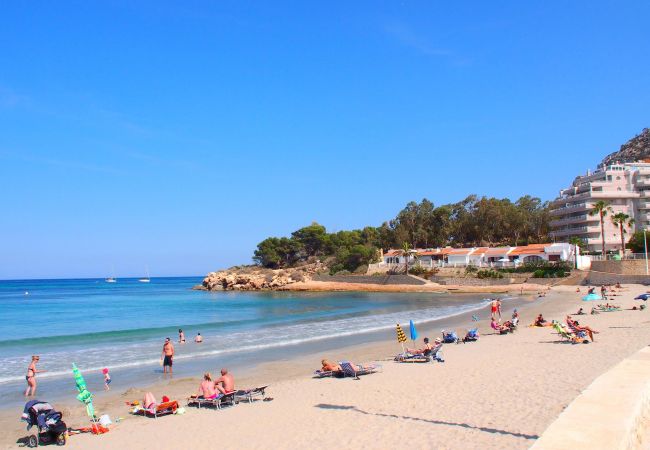 Calpe tiene una playa de arena maravillosa con muchos restaurantes y tiendas cercas.