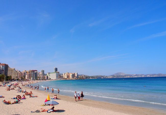 Calpe tiene una playa de arena maravillosa con muchos restaurantes y tiendas cercas.