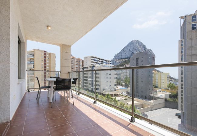 Los apartamentos tienen un balcón amueblado con una mesa y sillas. Hay vistas hacia el mar y el pueblo. 