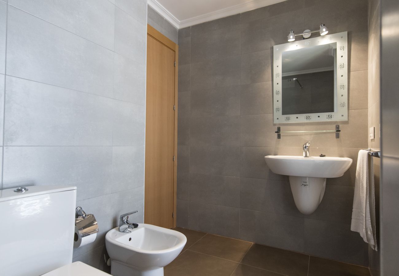 El baño tiene una ducha y un lavabo y las toallas son incluidas en el apartamento.