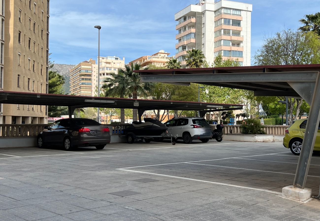 Plaza de aparcamiento cubierta, al aire libre