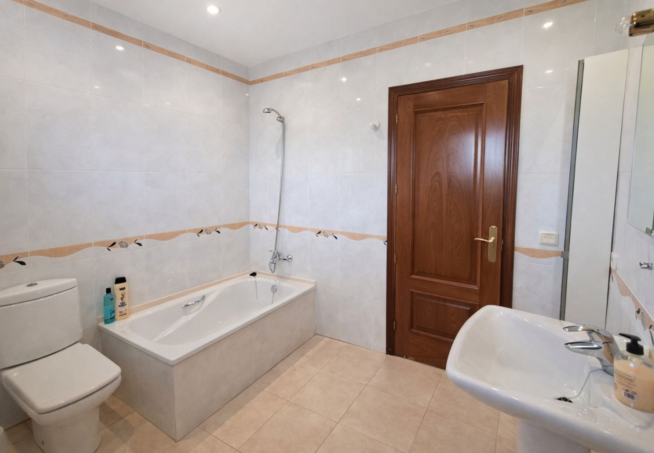 Villa en Alcoceber / Alcossebre - Villa con Piscina Privada y 2.000m² de Jardín