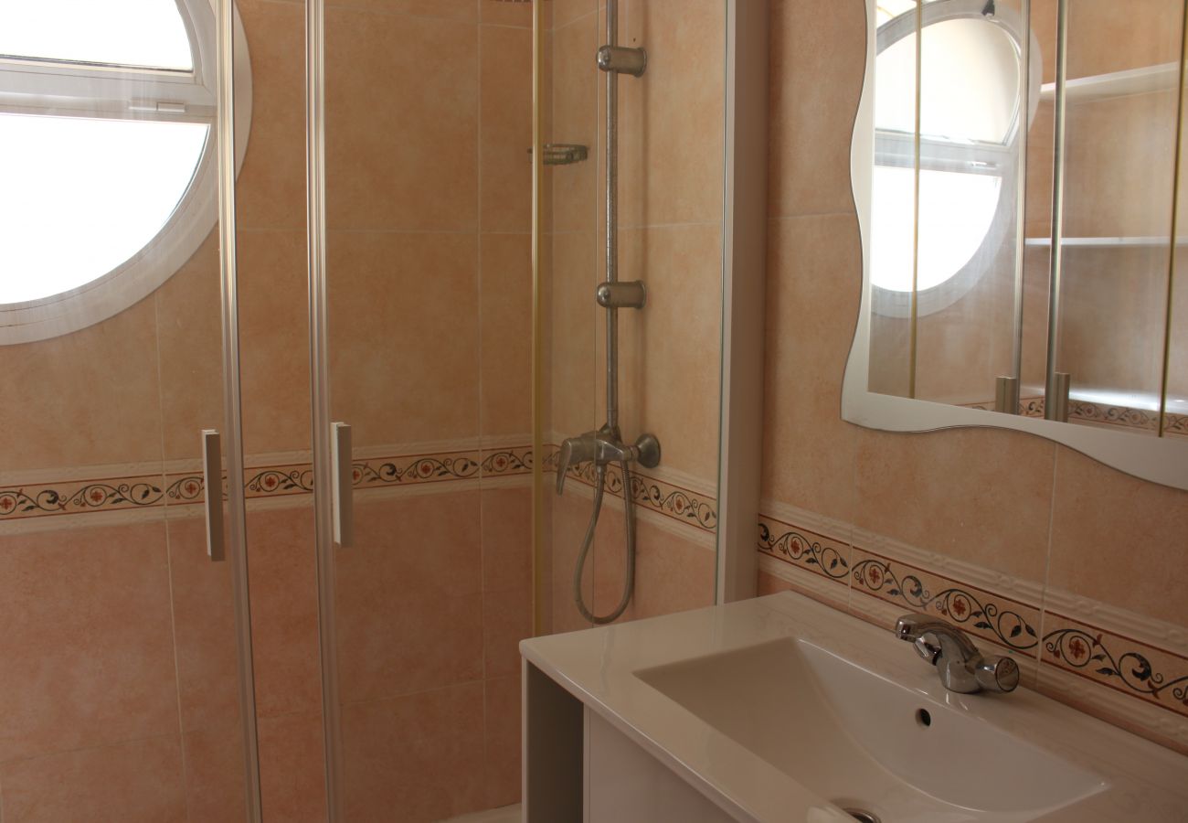 Apartamento en Xeraco Playa - Delfines II bl.III esc.III bajo pta.1 (garaje # 08