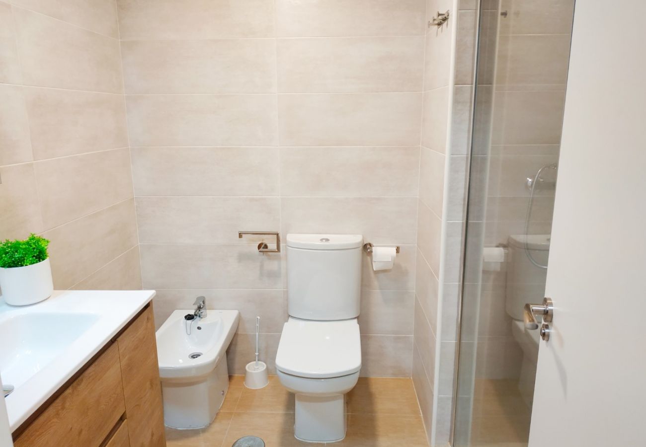 baño nuevo, ducha, playa, primera línea de playa, familiar, apartamento nuevo