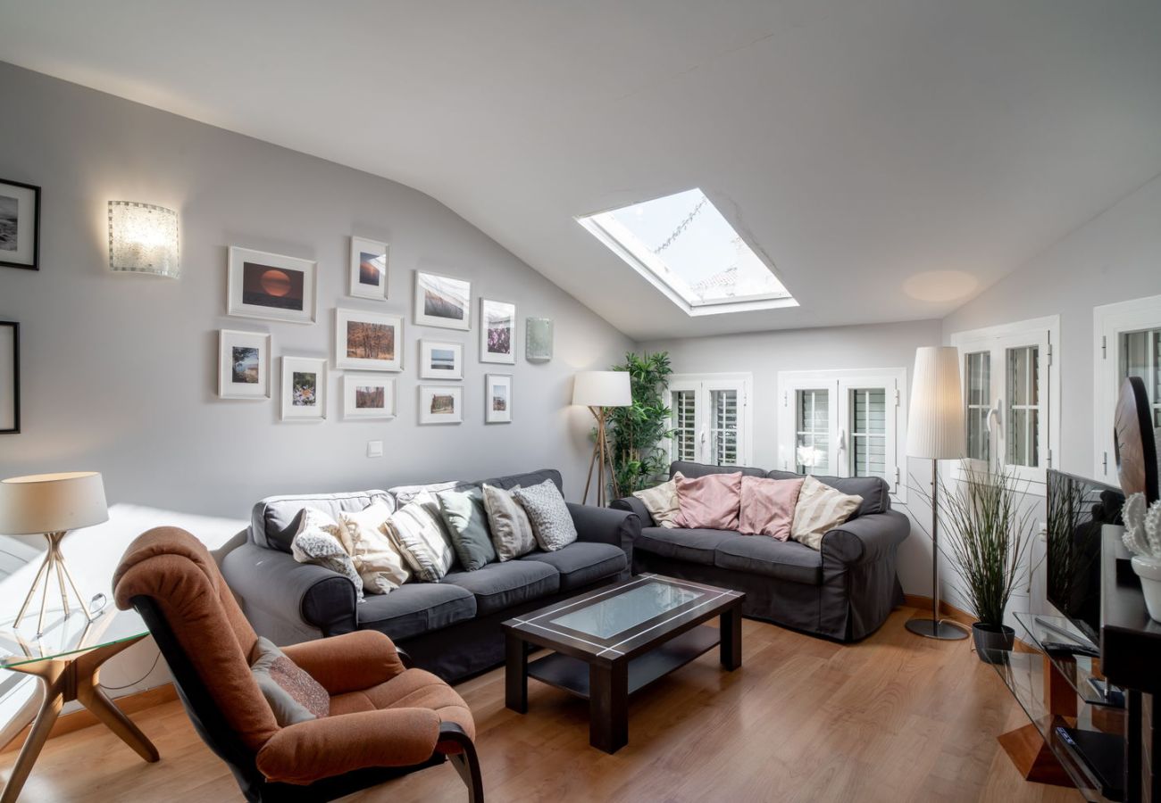 Salón amplio con aire acondicionado y sofás en casa familiar en Nerja