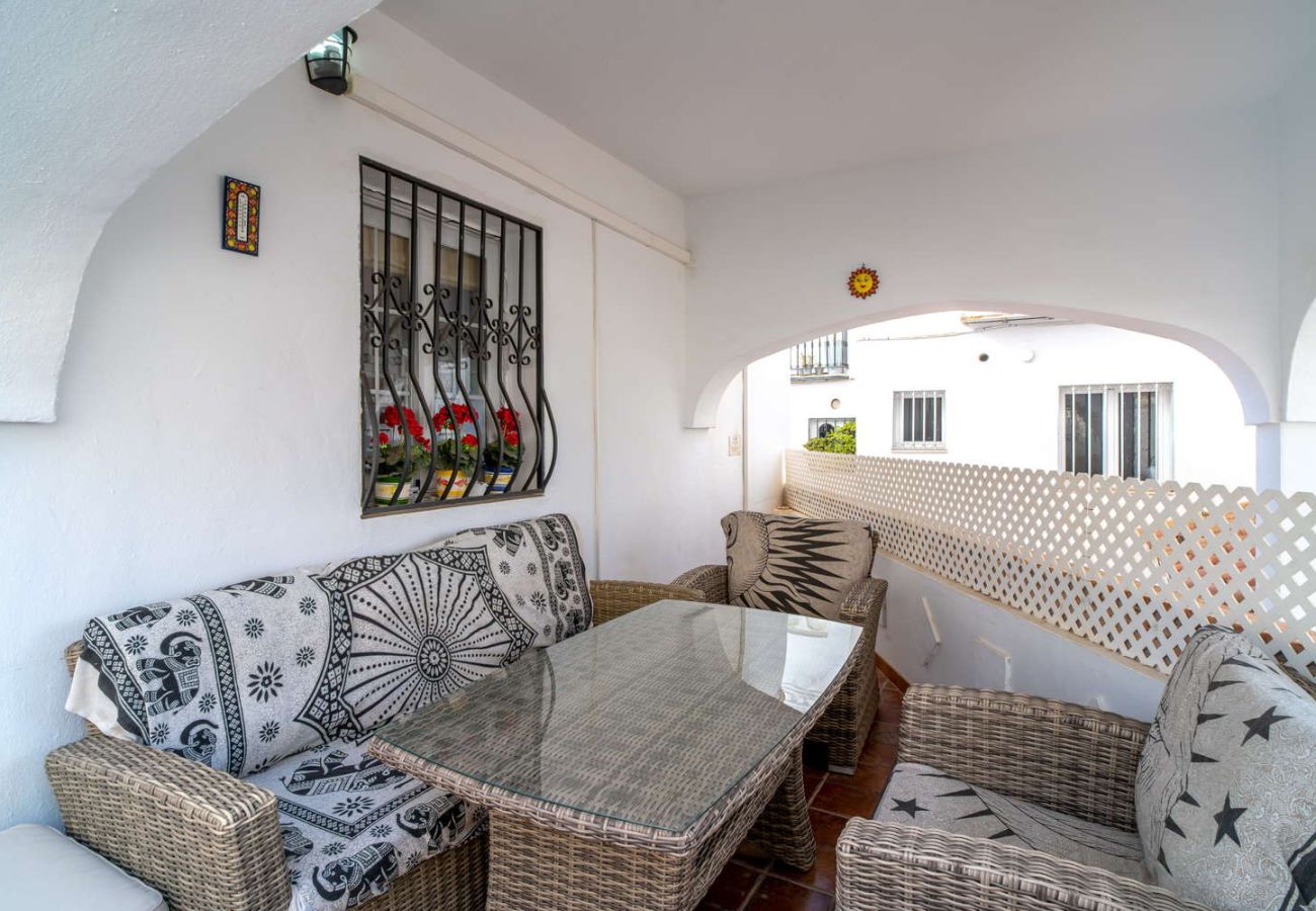 Patio de entrada privado con zona de estar en casa en zona Parador Nerja