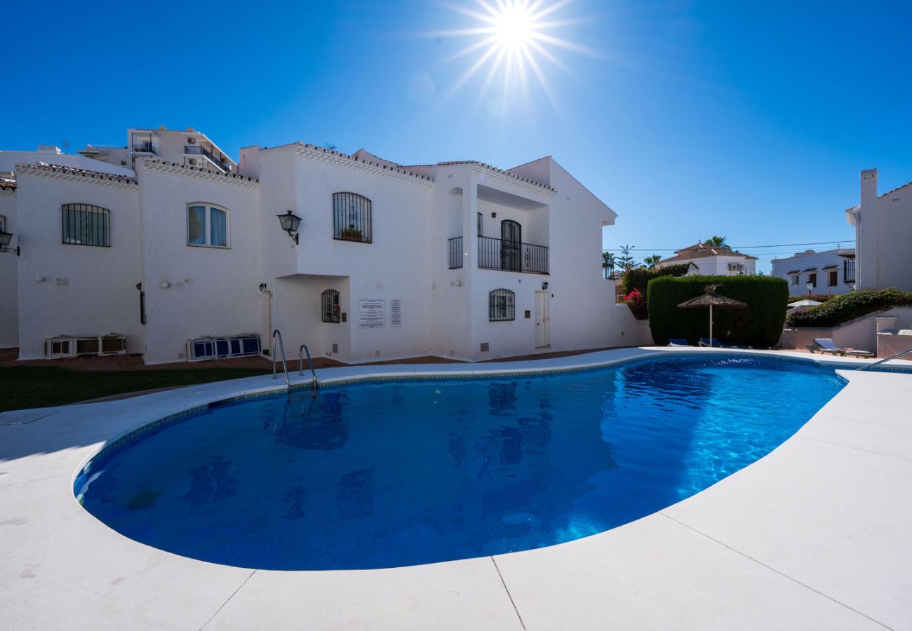 Piscina comunitaria para huéspedes de Casasol en la urbanización Los Pinos Nerja.