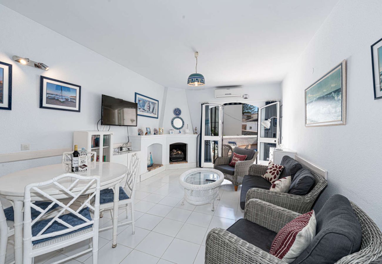 Salón comedor con aire acondicionado y acceso directo a la terraza privada en Los Pinos 29.