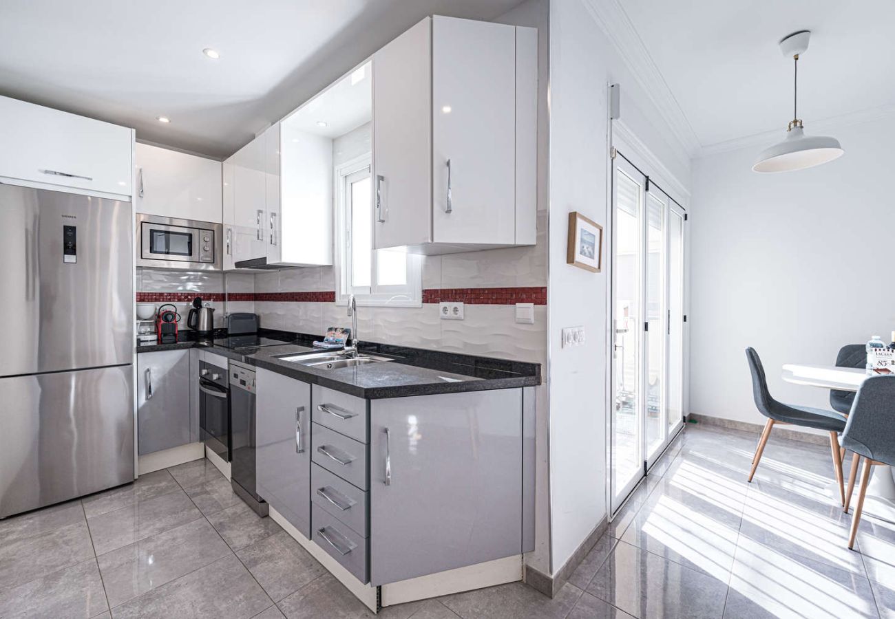 Cocina moderna totalmente equipada en apartamento de alquiler en Nerja.