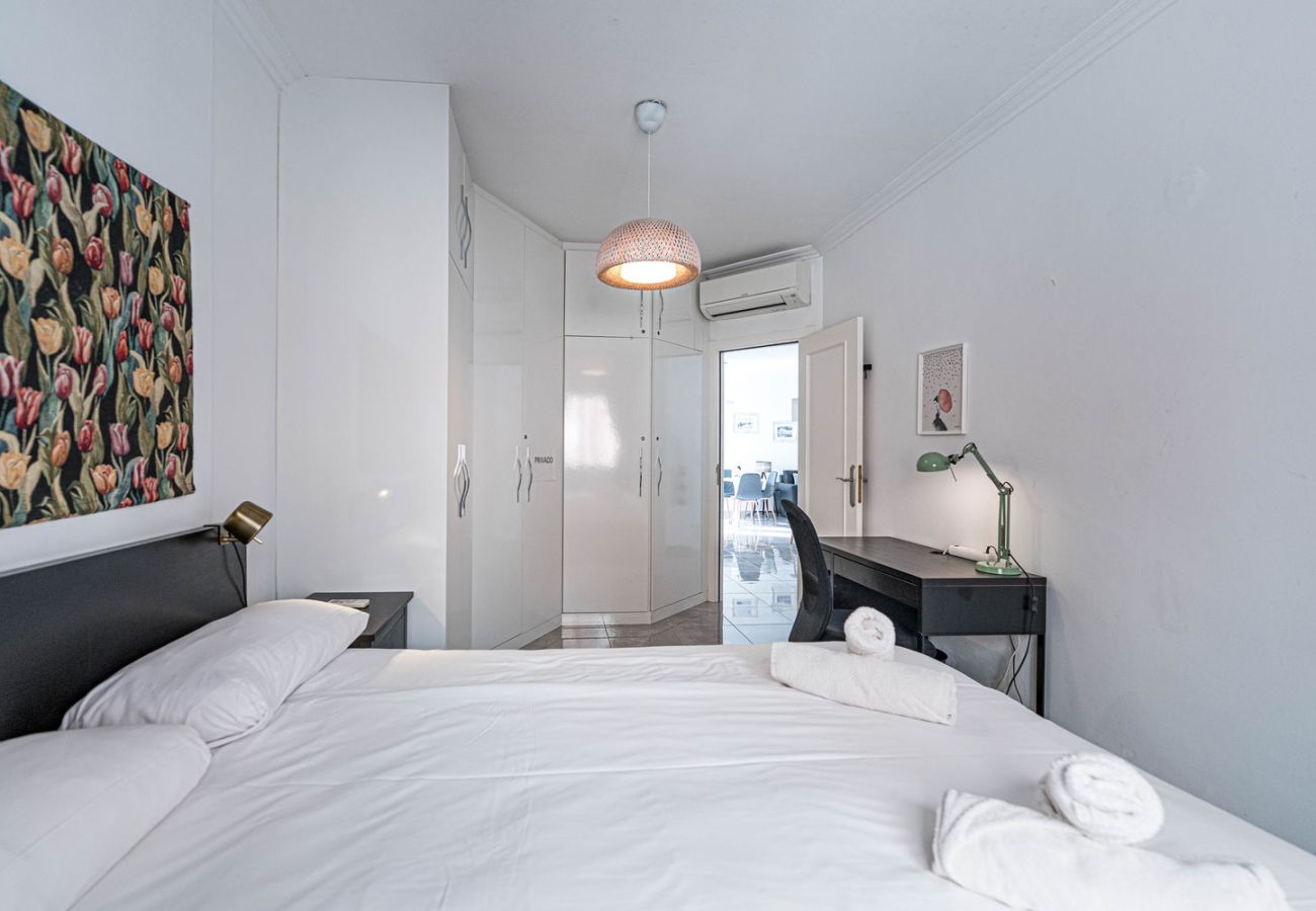 Dormitorio con cama de matrimonio y escritorio para teletrabajo en Nerja.