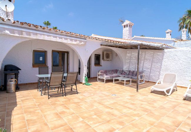 Amplia terraza de 30m² con mesa de comedor exterior y tumbonas en Capistrano Village.