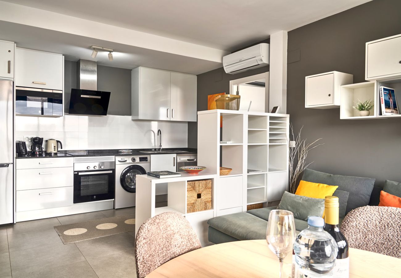 Cocina de alta gama totalmente equipada con horno y lavavajillas en apartamento vacacional.