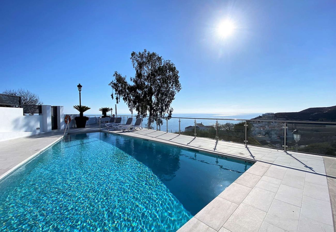 Piscina comunitaria climatizada con vistas al mar en la Urbanización Balcón del Mar Nerja.