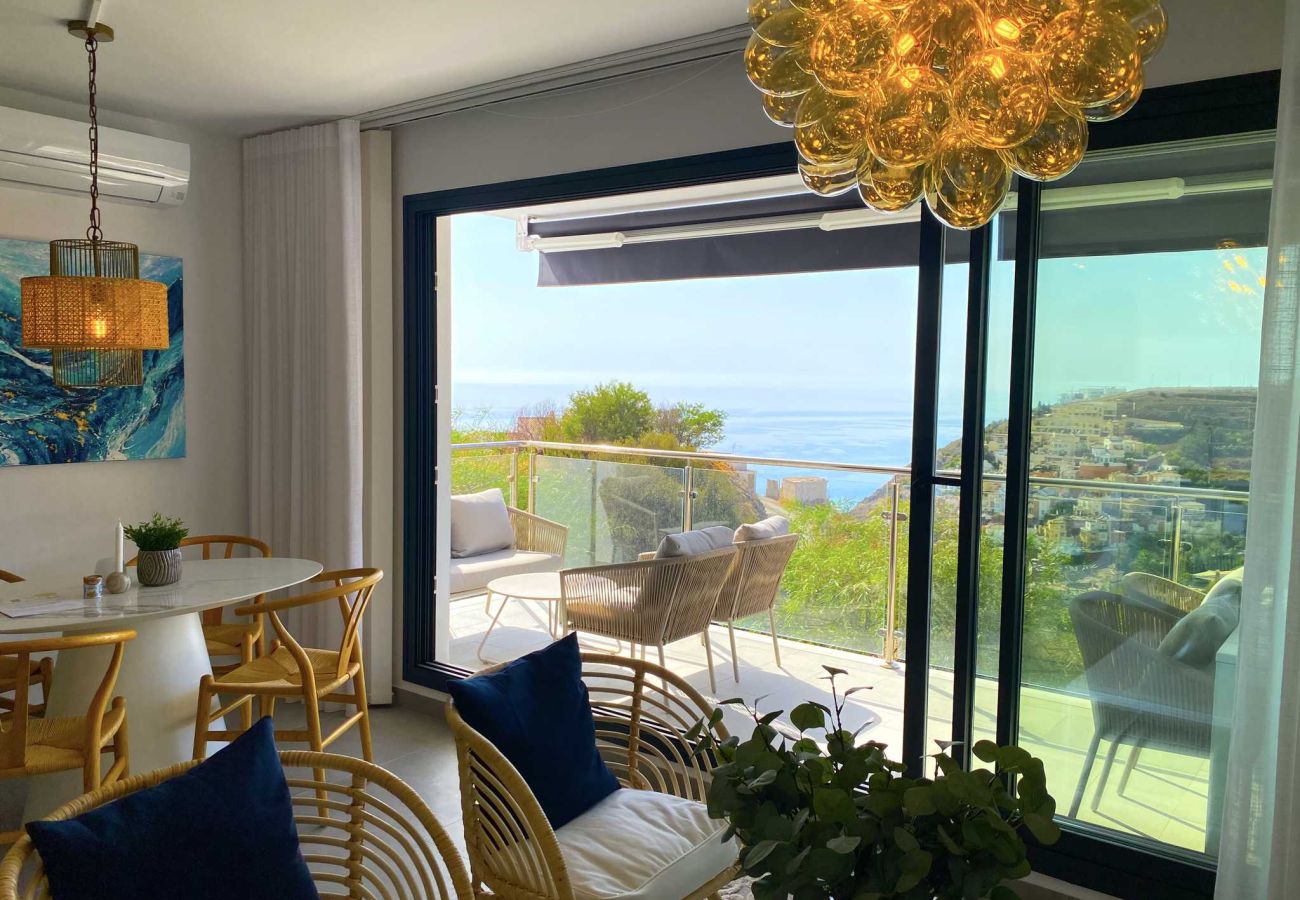 Salón luminoso con acceso a terraza y vistas al mar en Nerja.