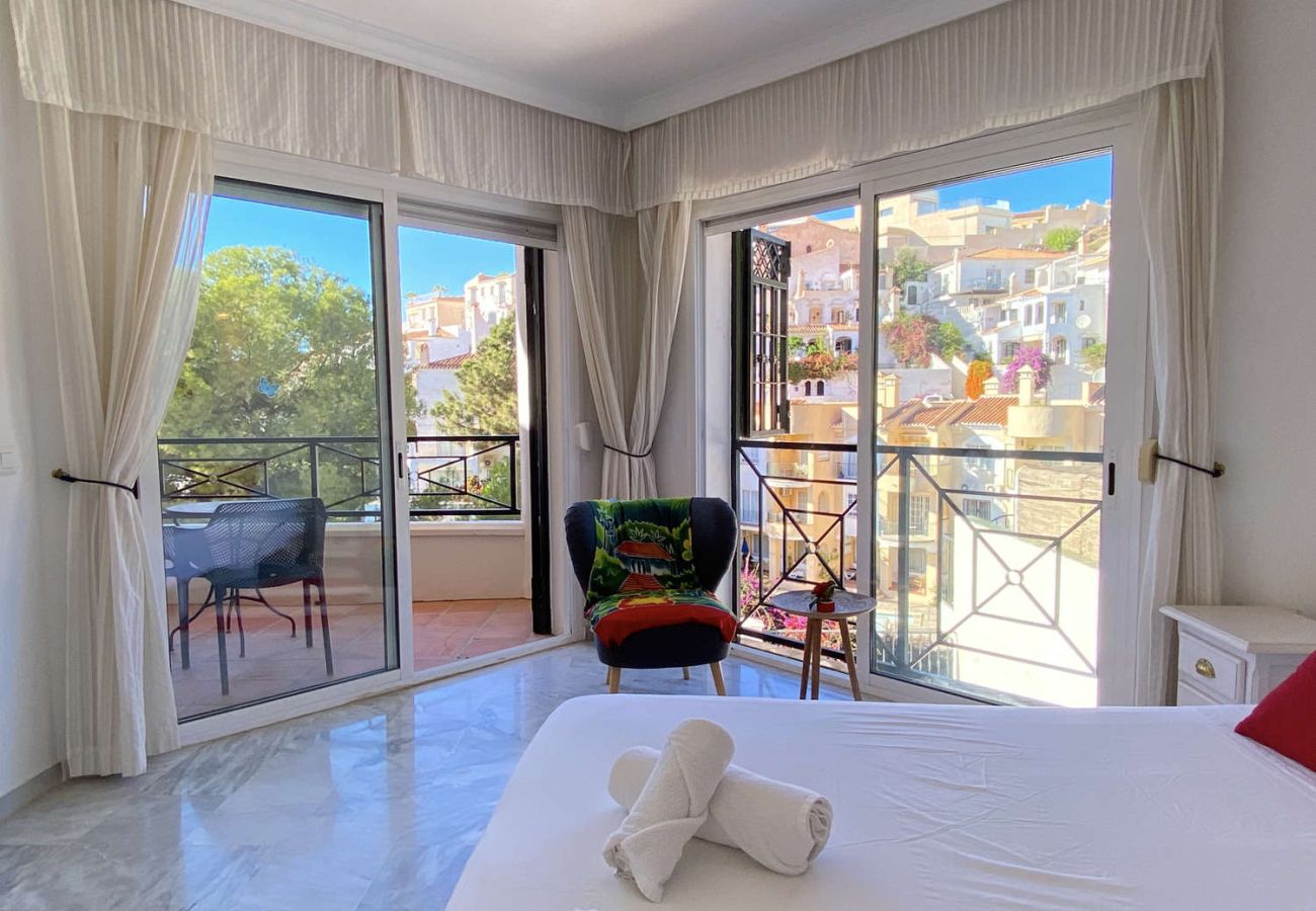 Dormitorio en Villa Lucena con salida directa a la terraza y piscina.