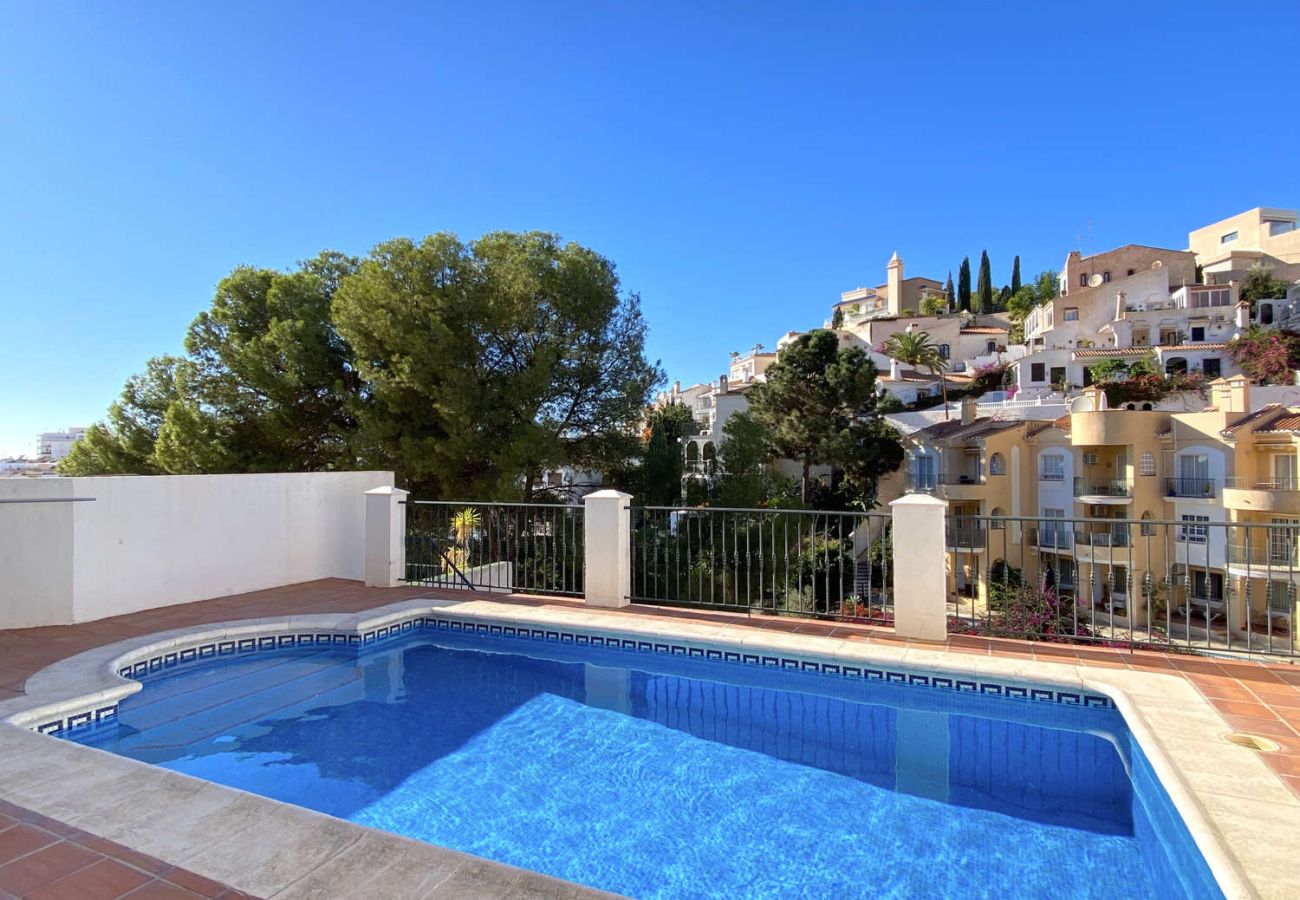 Villa Lucena en Nerja con piscina privada cerca de playa Burriana.