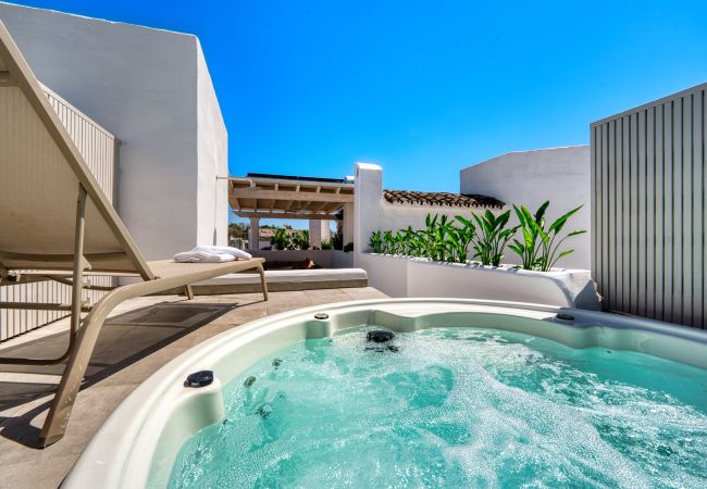 Apartamento en Marbella - 1081 Luxurious Beachfront Penthouse with Jacuzzi