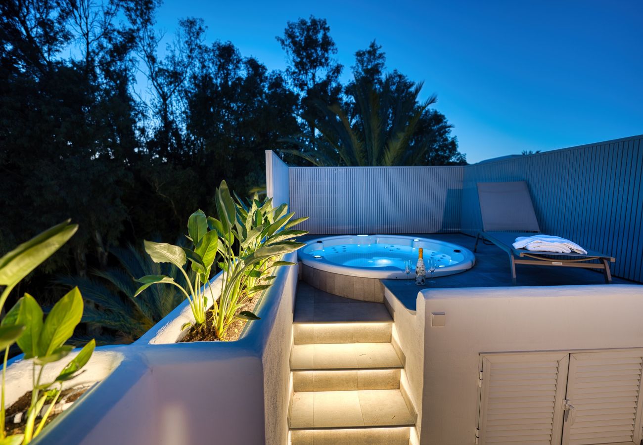 Apartamento en Marbella - 1081 Luxurious Beachfront Penthouse with Jacuzzi