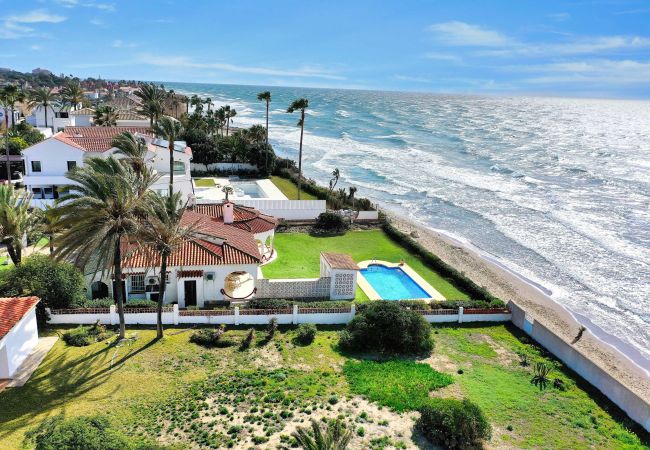 Villa en Marbella - 1100 Stunning Marbesa Beachfront Villa with Garden
