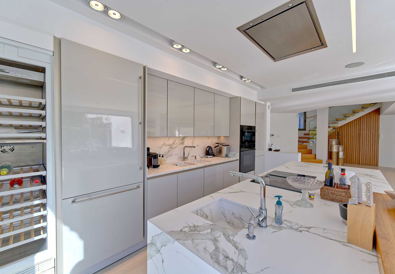 Villa en Marbella - 2244 Luxury Modern Villa with Pool in Puerto Banús