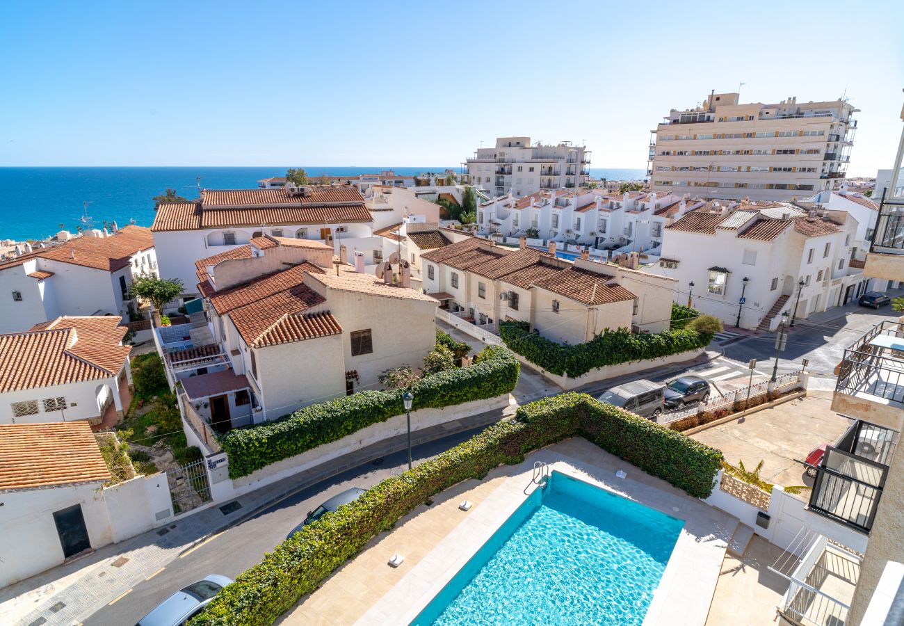 Terraza privada con zona de comedor y vistas panorámicas al mar en Nerja, España.