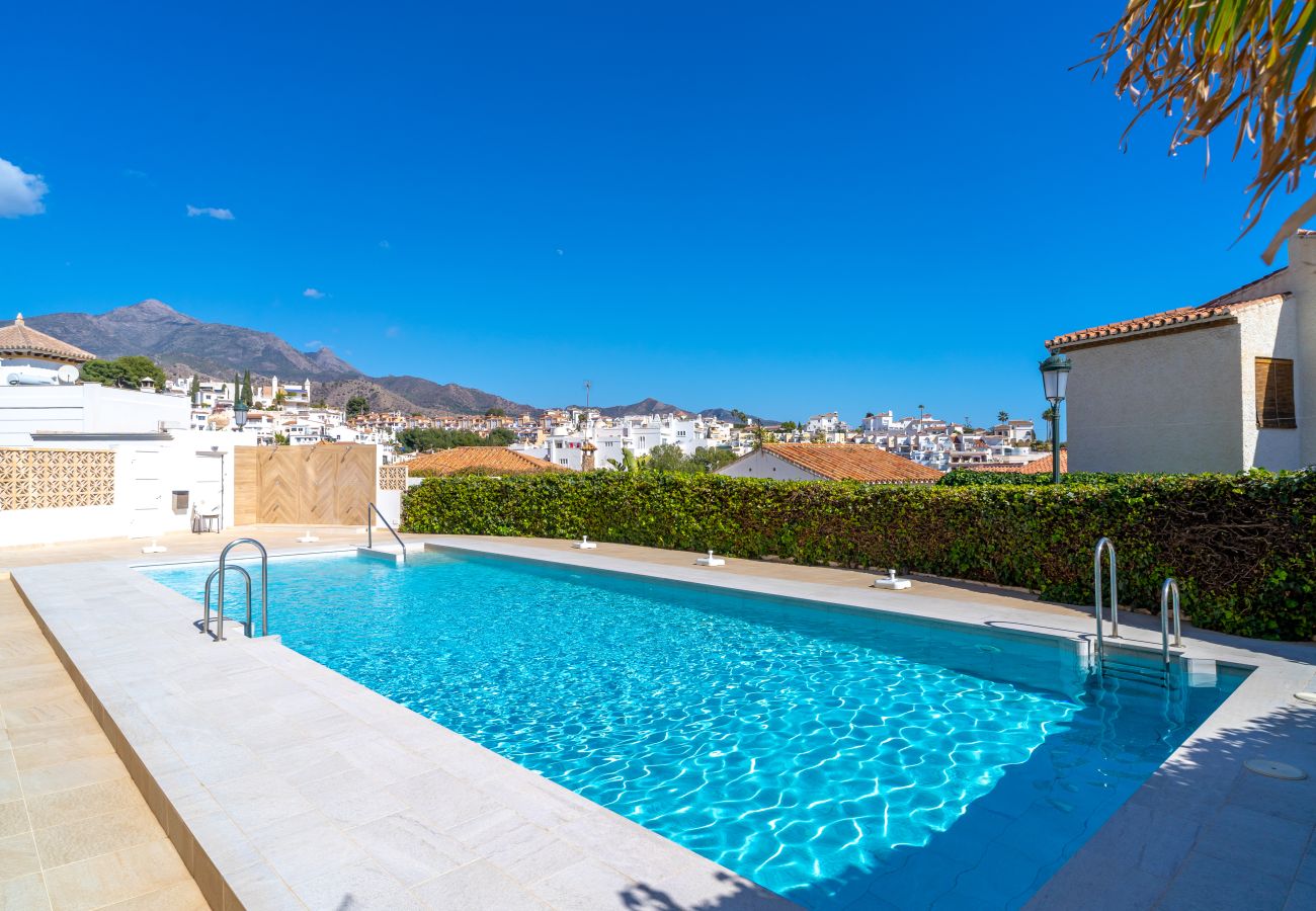 Piscina exterior de aguas cristalinas en el Apartamento Miami 44 Seaview de Nerja, perfecto para unas vacaciones relajantes