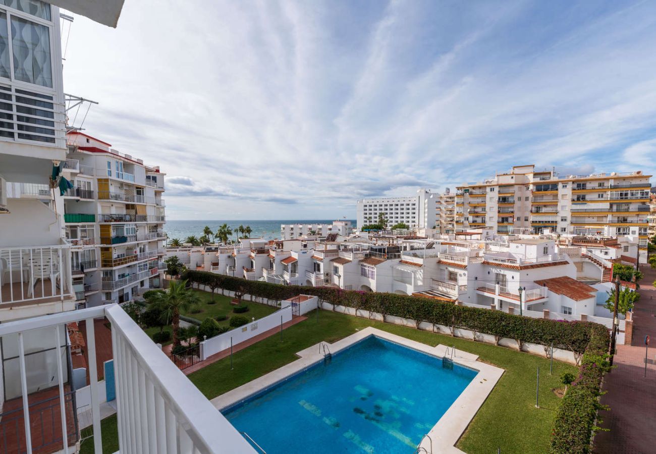 Vistas desde el balcón a la piscina comunitaria en el centro de Nerja zona Torrecilla.