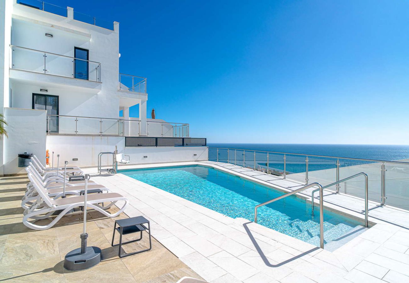 Piscina comunitaria de agua salada abierta todo el año en la urbanización Terrazas de Ladera, Nerja.