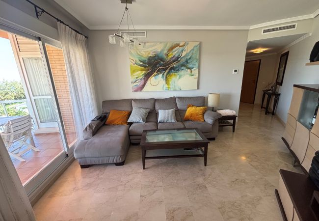 salón con terraza y vistas al mar