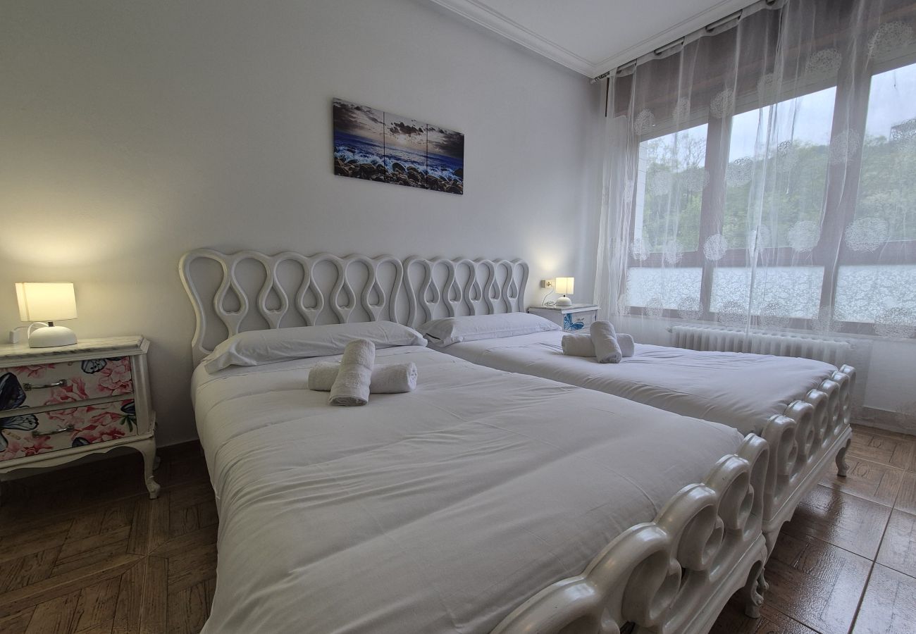 Apartamento en Langreo - 33A02 Amplio Apartamento en Tuilla