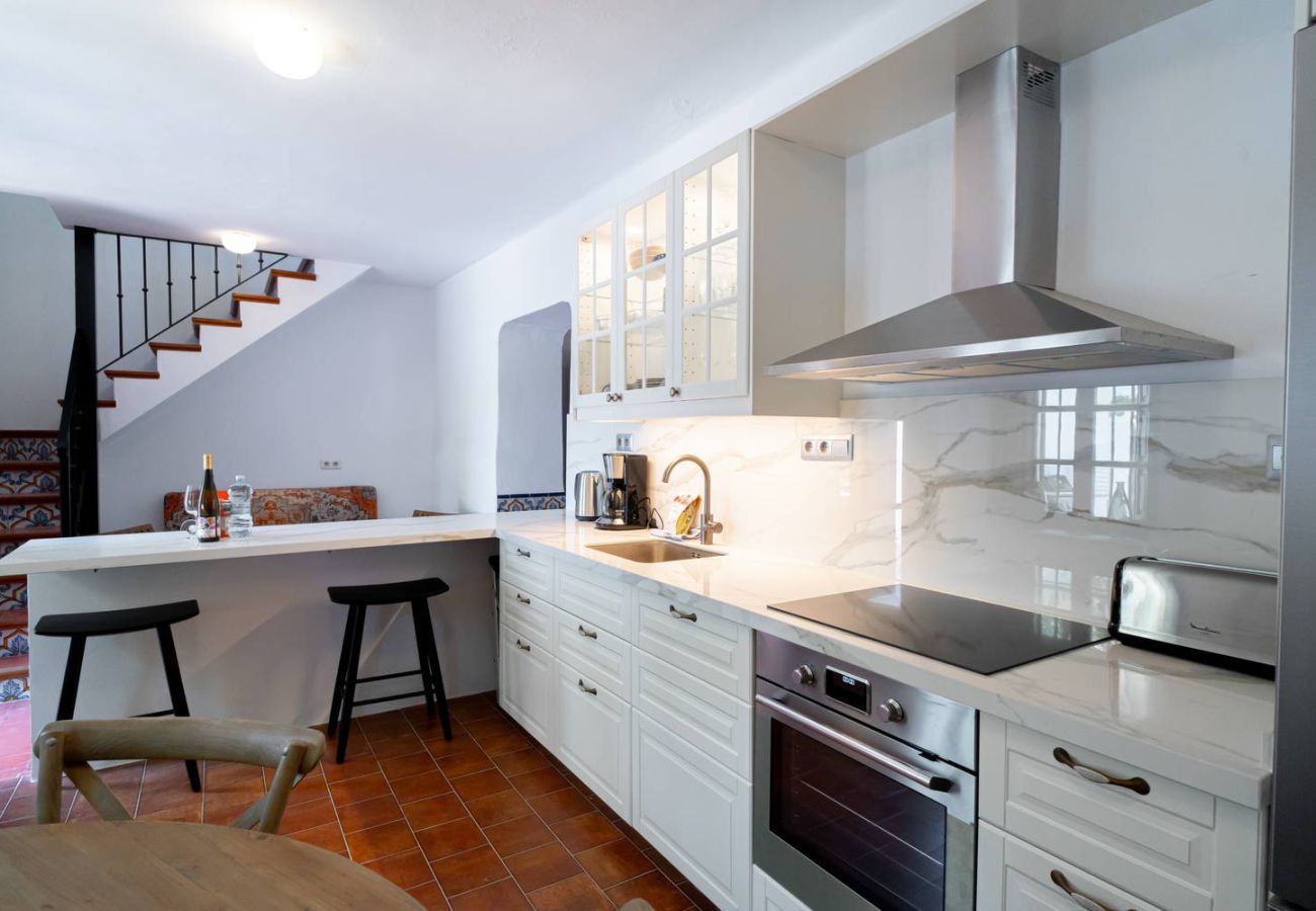 Cocina de diseño totalmente equipada en alquiler vacacional Villa Lorca.