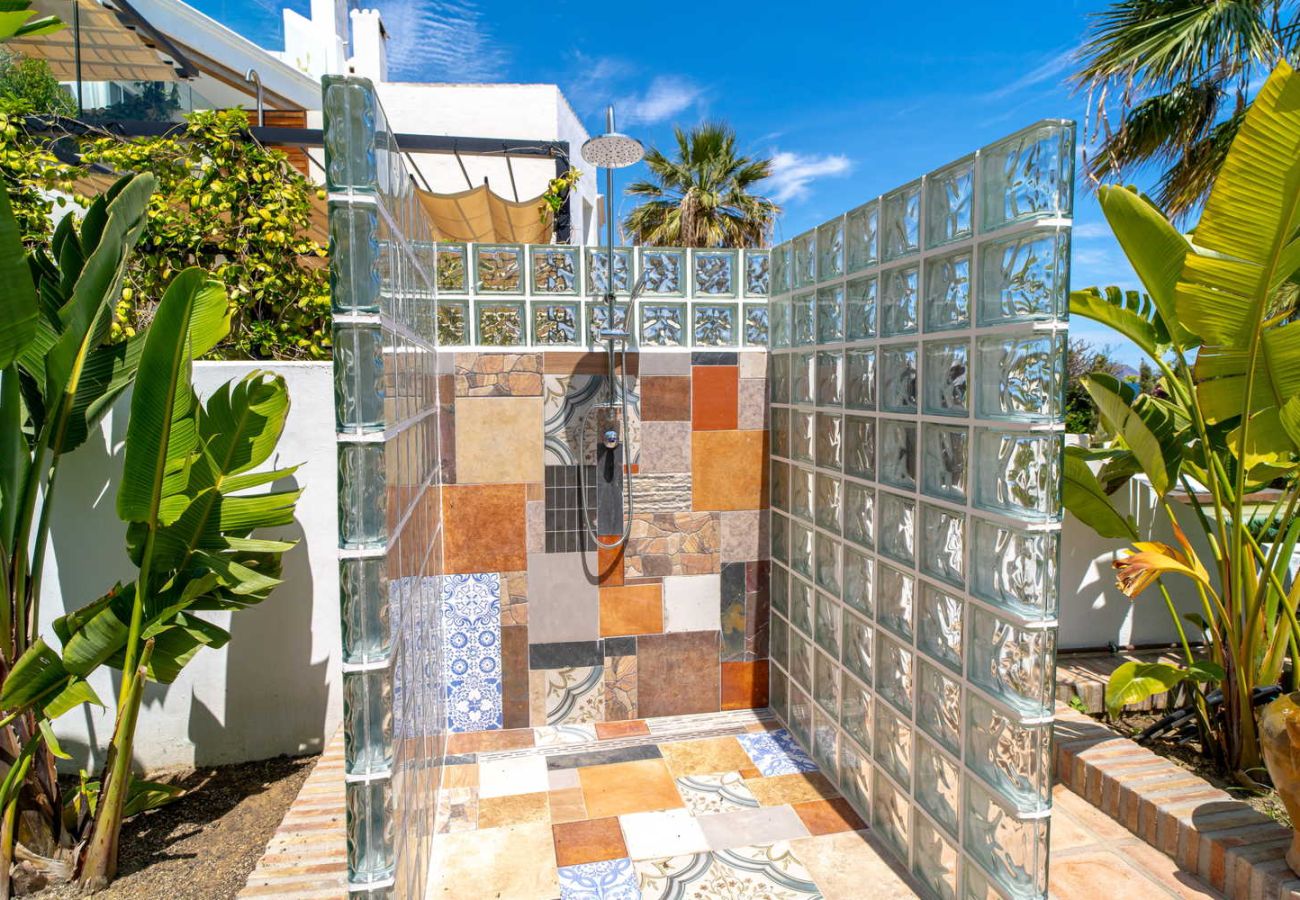 Ducha de diseño en la terraza de la piscina de Villa Lorca.