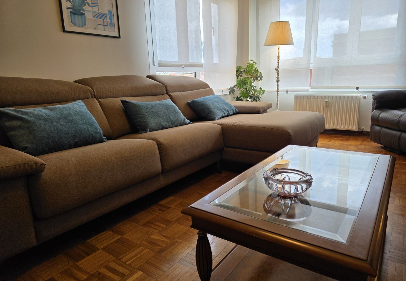 Apartamento en Gijón - 1A159 Alquiler DE TERMPORADA 3 dormitorios