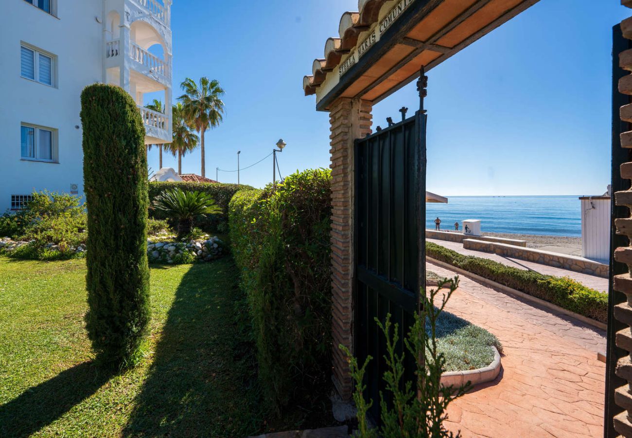 Puerta de salida directa a la playa desde los jardines del edificio Stella Maris en primera línea