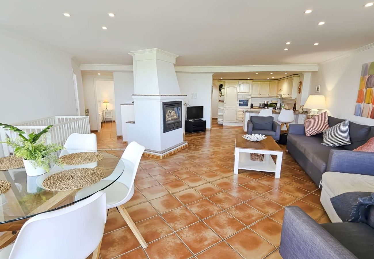Amplio salón comedor muy luminoso con chimenea en apartamento de 120 m2 en Nerja