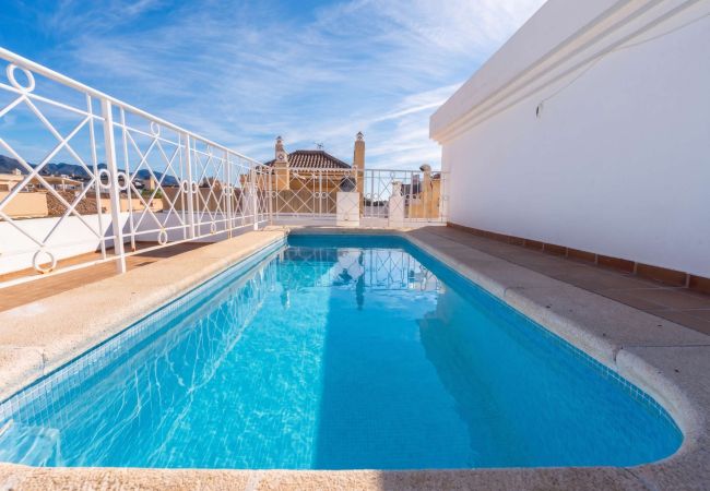 Piscina comunitaria en la azotea del Torrecilla Urban Beach Stay en Nerja, ideal para relajarse