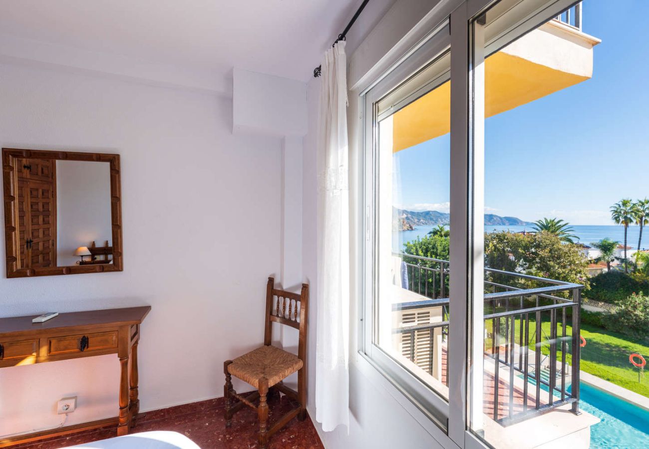 Vistas a la piscina y jardines desde la habitación del Acapulco 18