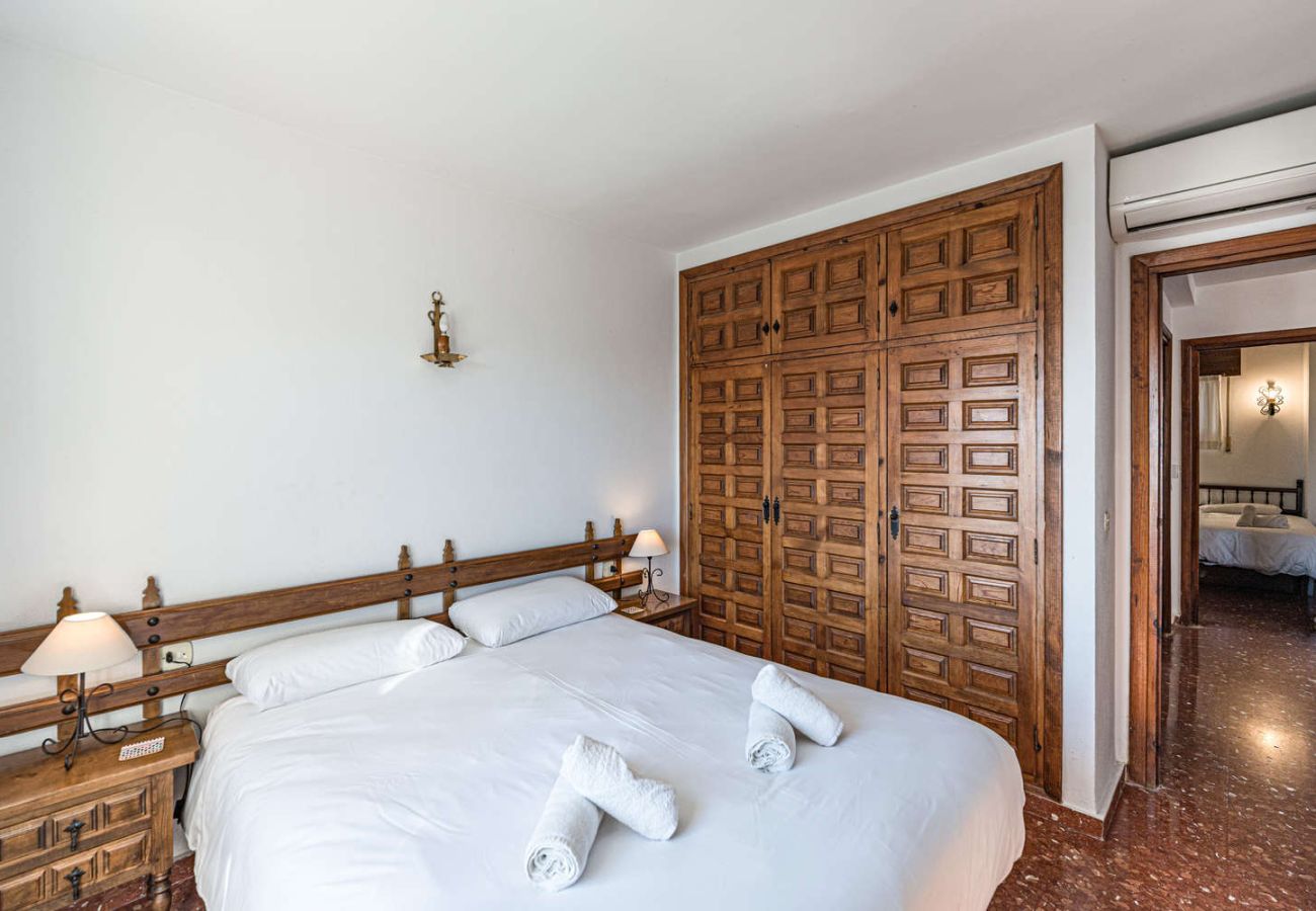 Dormitorio principal del apartamento Acapulco 18 con amario y cama de matrimonio