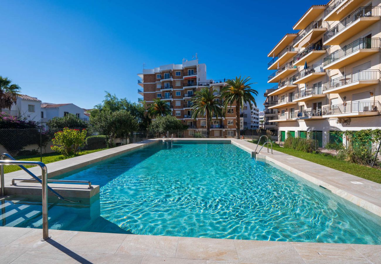 Piscina comunitaria con jardines en alquiler vacacional Casasol