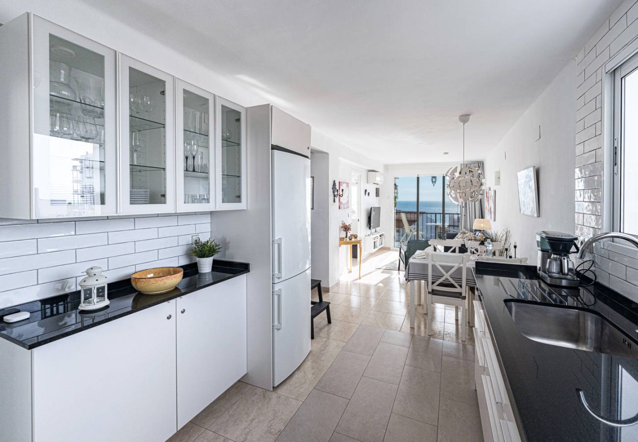 Cocina equipada con vajilla completa en alojamiento en Nerja