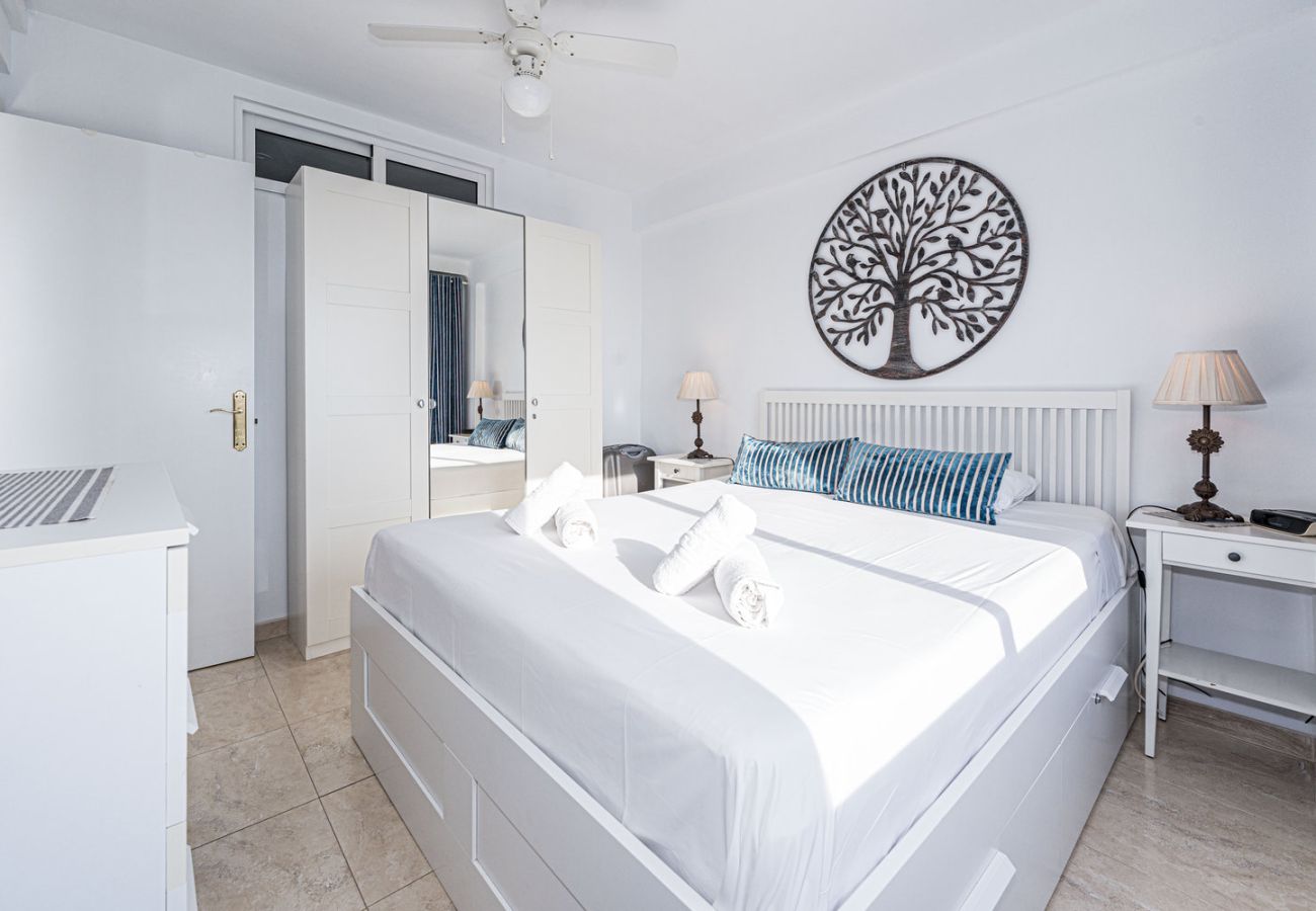 Habitación principal con cama doble en alojamiento
