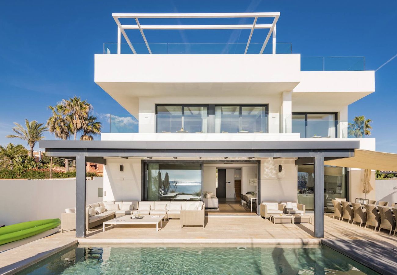 Villa en Marbella - 3326 Costabella Frontline