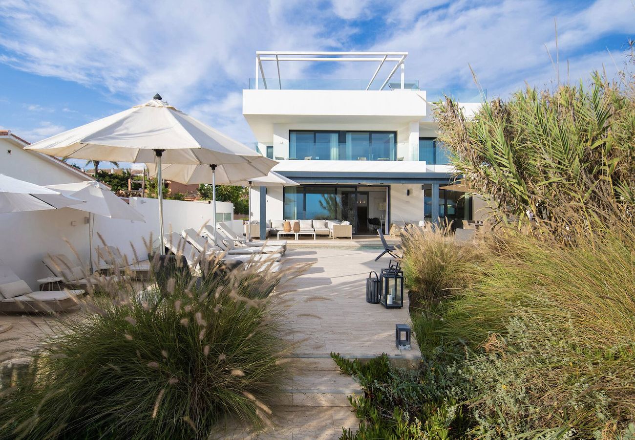 Villa en Marbella - 3326 Costabella Frontline
